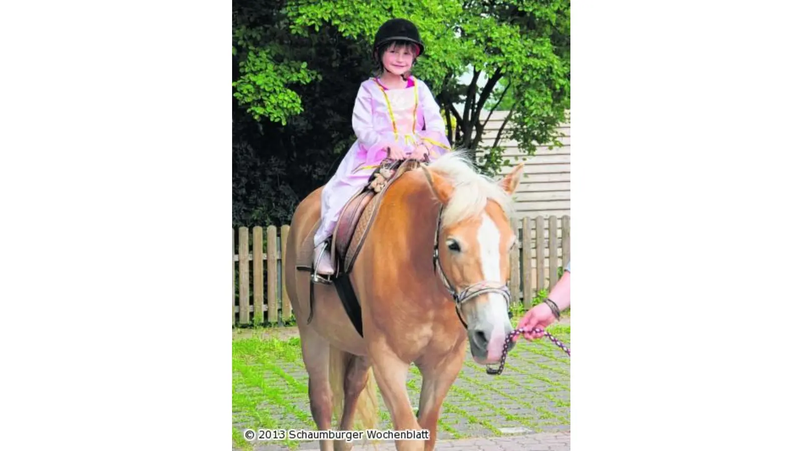 Hoch zu Ross lächelt die holde Maid dem Volk zu (Foto: jl)