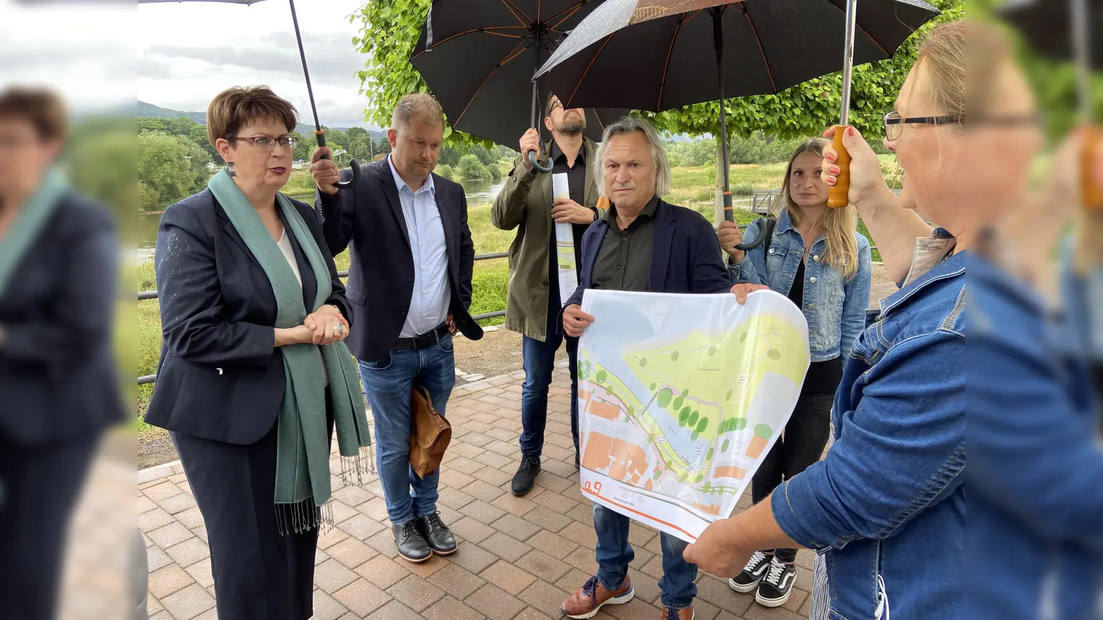 Ministerin Birgit Honé lässt sich vor Ort am Alten Hafen die geplanten Maßnahmen erläutern.
 (Foto: ste)