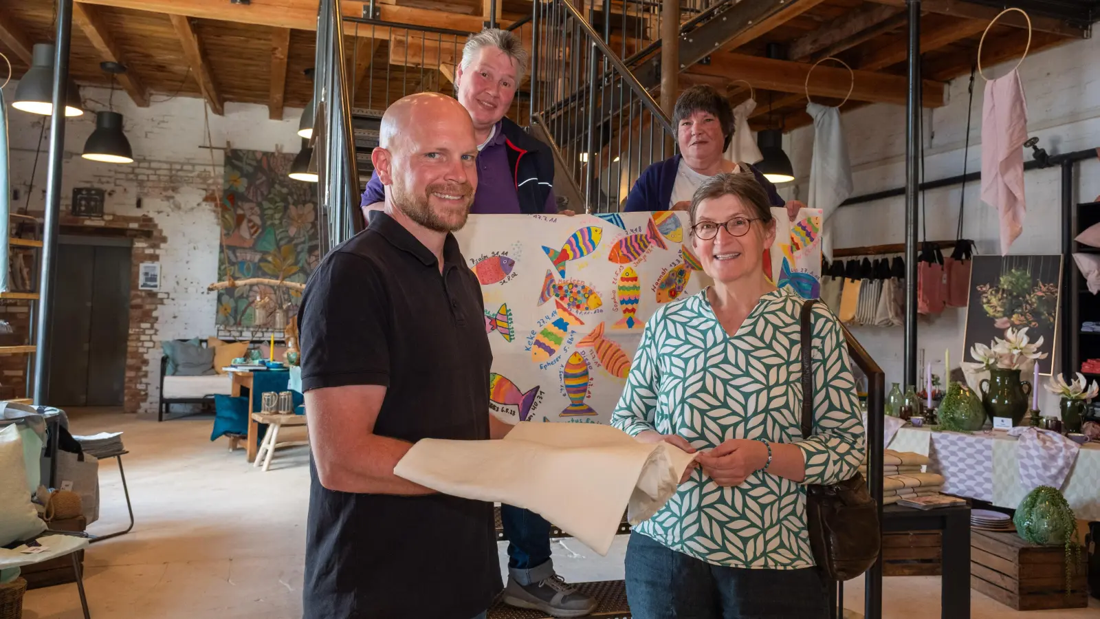 In der Leinenfabrik (v.li.): Adrian Seegers, Rita Seegers, Petra Ohlendorf und Susanne von Stemm. (Foto: privat)