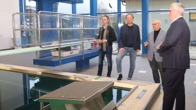 Bei einer Besprechung Dezember 2024 (v.li.): Die beiden Geschäftsführer der Bäderbetriebe Florian Wagner und Cornelius Nolte sowie Aufsichtsratsvorsitzender Thomas Silbermann und Bürgermeister Carsten Piellusch. (Foto: tau)