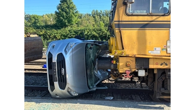 Die Feuerwehrleute üben die Rettung von verletzten Personen aus dem Auto. (Foto: Feuerwehr Stadthagen )