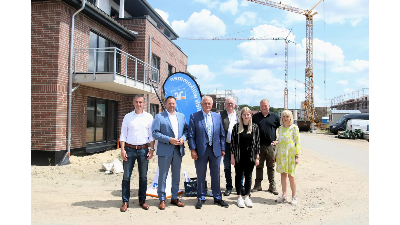 Patrick Skodda, Markus Strahler (beide Volksbank in Schaumburg und Nienburg), Gunnar-Kersten Wilke (Wilke &amp; Söhne Vermögensgesellschaft), Volker Wehmeyer, Nele Lühs (Volksbank), Jonas Wehmeyer und Walburg Schmidt (Volksbank) stellen ein breitgefächertes Angebot für modernes Wohnen in attraktiver Lage bei Haste/Hohnhorst vor.  (Foto: Borchers, Bastian)