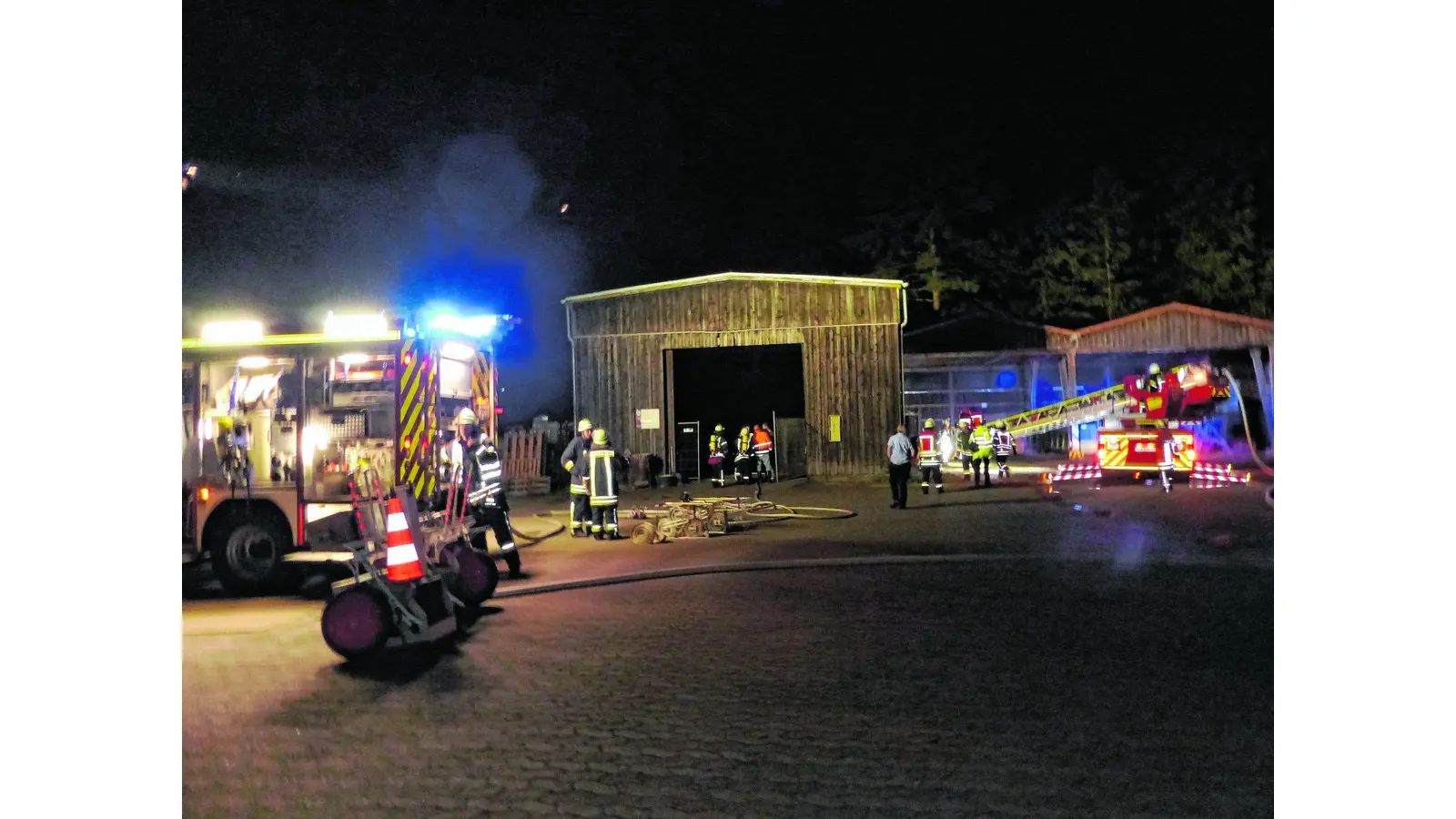 Nach Stunden schwelt Glut (Foto: al)