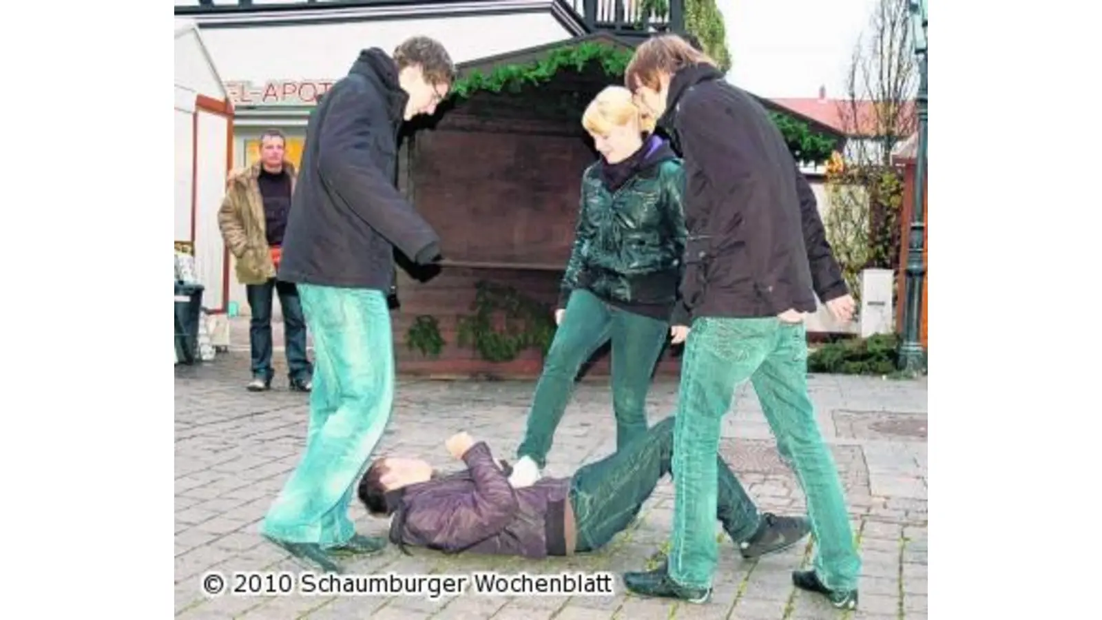 Passanten zeigen es Weggehern und Gaffern und setzen ein klares Zeichen für Zivilcourage (Foto: km)
