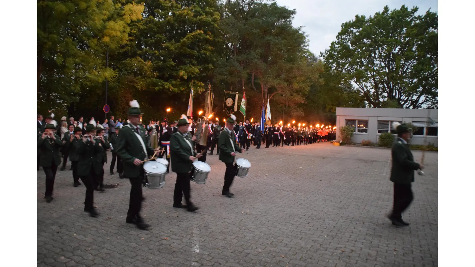Einmarsch der etwa 100 Musiker des Spielmannszuges, der Fahnenträger und der Fackelträger. (Foto: ab)