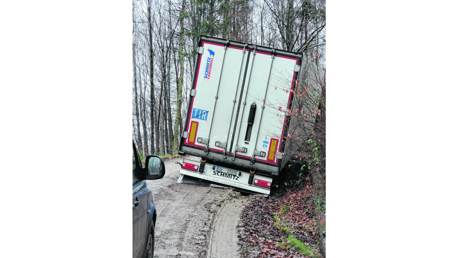 Sattelzug steckt im Deister fest (Foto: em)
