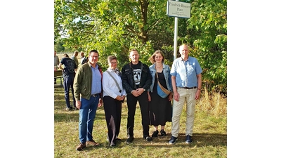 Bückeburgs Bürgermeister Axel Wohlgemuth (links) und Ortsbürgermeister Hans-Georg Terner (rechts) würdigen im Beisein der Geschwister Karin Kalthegener, Sigrid Triebwasser und Manfred Rösener den unermüdlichen Einsatz von Friedrich Rösener. (Foto: privat)