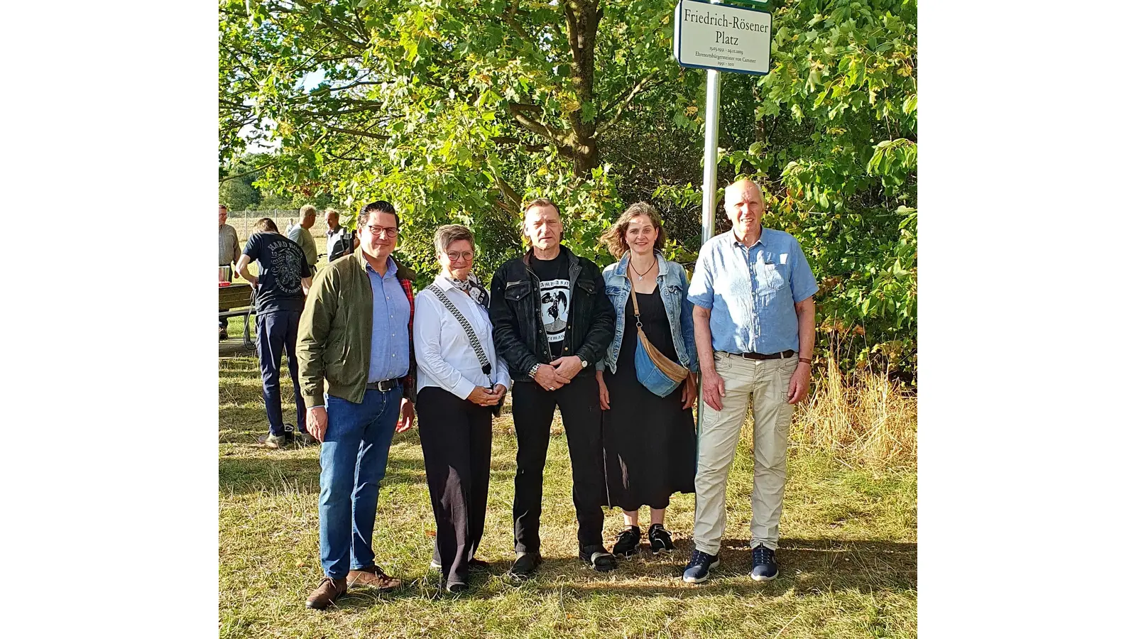 Bückeburgs Bürgermeister Axel Wohlgemuth (links) und Ortsbürgermeister Hans-Georg Terner (rechts) würdigen im Beisein der Geschwister Karin Kalthegener, Sigrid Triebwasser und Manfred Rösener den unermüdlichen Einsatz von Friedrich Rösener. (Foto: privat)