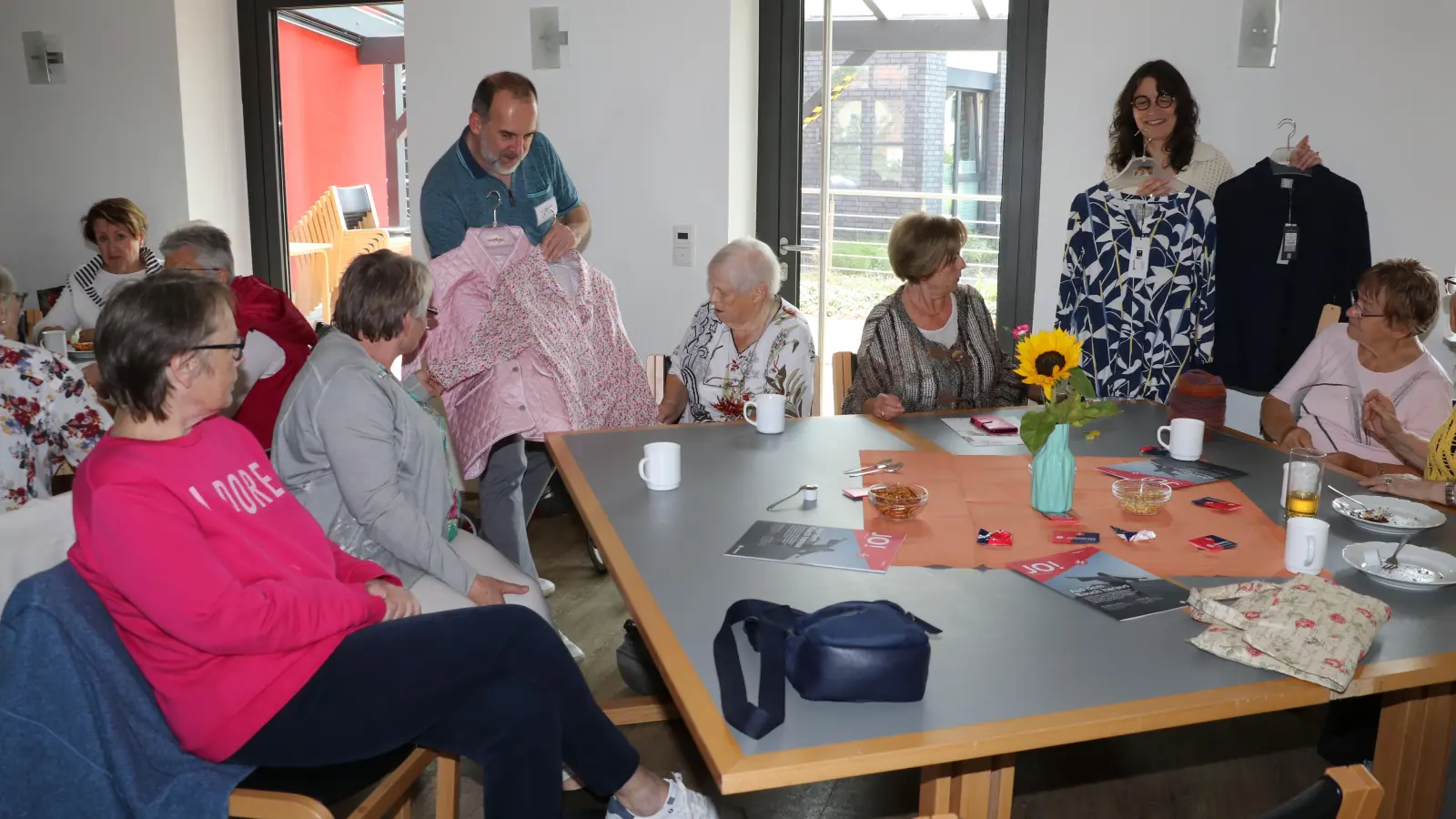 Vor der Modenschau präsentierten Ivonne Leißner und Dietmar Clemens den Besuchern Frühlings- und Sommermode.  (Foto: gi)