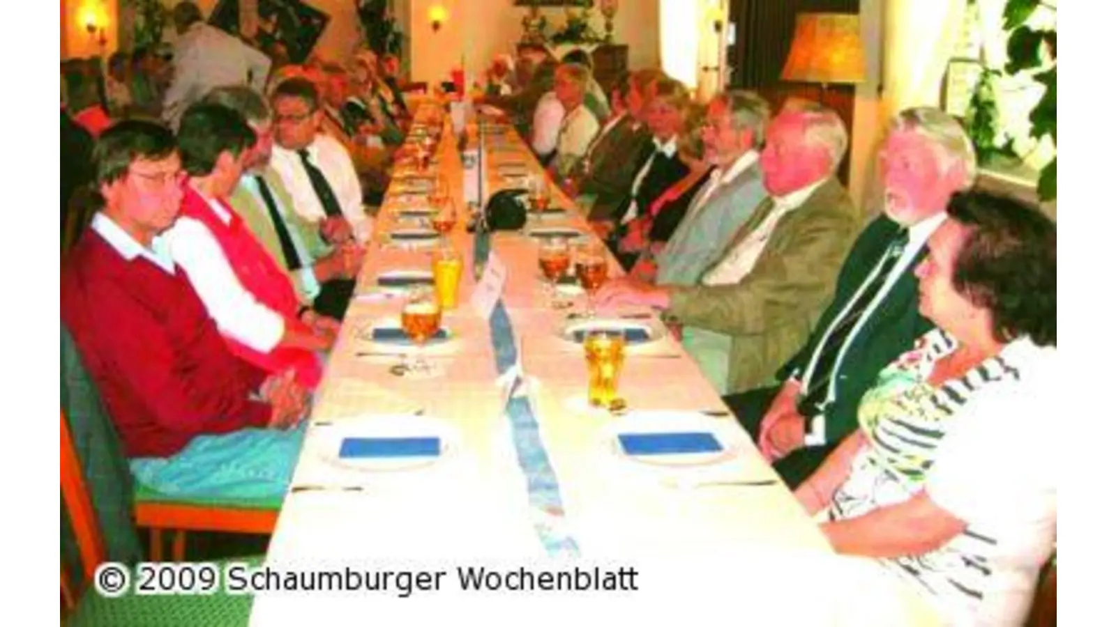 Fischfreunde lassen sich leckeren Matjes schmecken (Foto: wtz)