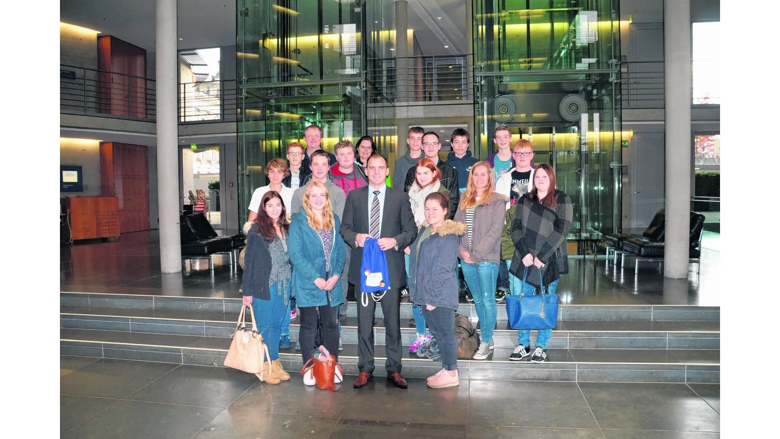 Jugendfeuerwehrleute im Bundestag (Foto: bb)