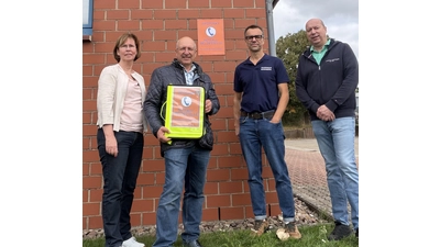 Stellen das Bevölkerungsschutzkonzept für die neuen Info-Punkte in Krisenfällen in Rodenberg vor (von links) Frauke Blings, Bürgermeister Ralf Sassmann, Ortsbrandmeister Thomas Böhm und Stv. Ortsbrandmeister Dirk Sassmann. (Foto: Samtgemeinde Rodenberg)