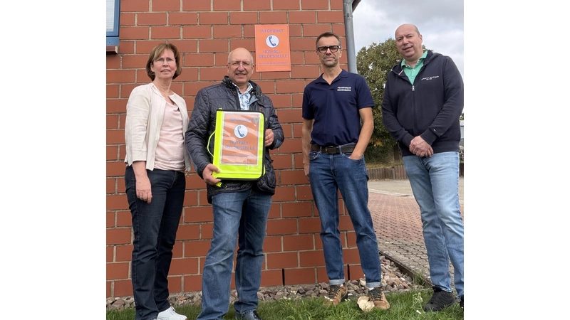 Stellen das Bevölkerungsschutzkonzept für die neuen Info-Punkte in Krisenfällen in Rodenberg vor (von links) Frauke Blings, Bürgermeister Ralf Sassmann, Ortsbrandmeister Thomas Böhm und Stv. Ortsbrandmeister Dirk Sassmann. (Foto: Samtgemeinde Rodenberg)