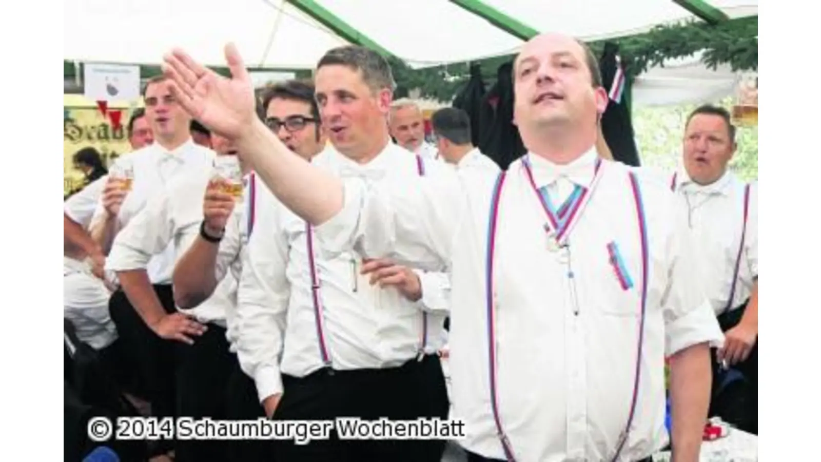 Auf Tischen und Bänken im Lindenrott (Foto: bb)