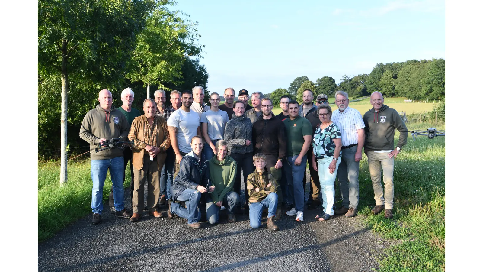 Guido Hiller hat alle Helfer der Saison in der Woche eingeladen, um seinen Dank für die Retter auszusprechen. Mit bei dem Treffen Ende Juli waren: Hintere Reihe: Florian Petersen (Drohnenpilot), Heinz Depping (Landwirt/Pferdehof in Silixen), Steffen Eckel (Landwirt Rinteln), Jochen Becker (Landwirt Eisbergen), Jürgen Requardt (Landwirt und Jagdpächter Volksen, Rüdiger Thielke (Landwirt Eisbergen), Ulrich Böger Kettelhake (Landwirt Rinteln), Heinz Wilhelm Friedrichs (Jagdpächter Krankenhagen, Bremke), Stephan Brand (Landwirt Volksen), Jendrik Böger-Kettelhake (Landwirt Rinteln), Johann Gehrke, (Drohnenpilot) Elke und Detlef Wessel-Baum (Landwirtschaftl. Betrieb Steinbergen), Guido Hiller (GF der Kreisjägerschaft / Drohnenpilot / Jäger). Mittlere Reihe: Jürgen Rinne (Landwirt / Jäger aus Engern), Julian Zeigis (Drohnenpilot und Jagdpächter Strücken), Laura Thielke (Läuferteam), Anna und Nils Asweh (Läuferteam), Leonhard Schneider (Drohnenpilot/Jäger). Vordere Reihe: Anja Fuhrberg (Läuferteam), Maren Gobry (Läuferteam) Nils Eckel (Landwirtssohn Rinteln). (Foto: nd)