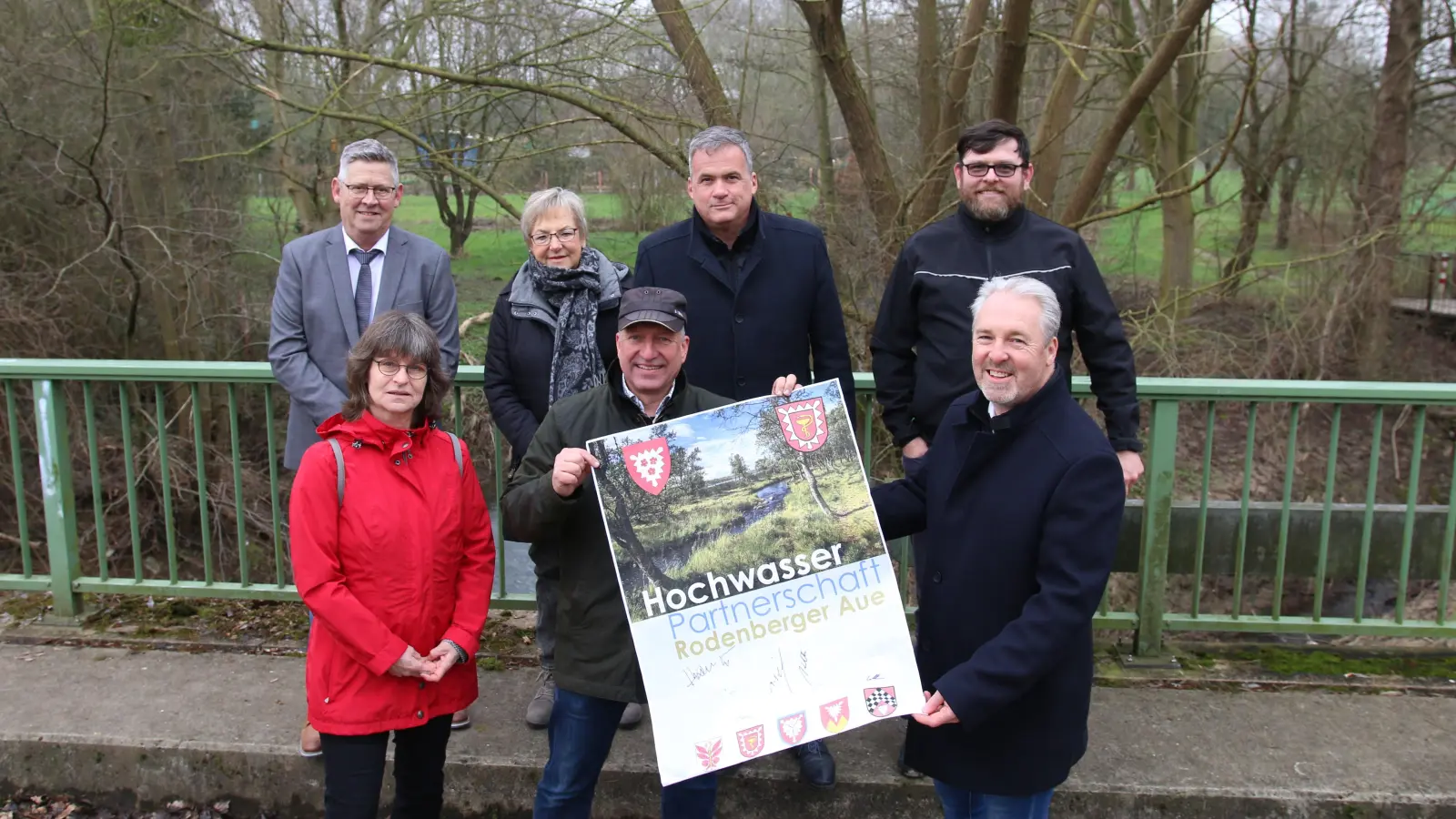Andreas Kölle, Katrin Hösl, Marlies Matthias, Ralph Sassmann, Mike Schmidt, Cord Lattwesen und Thomas Wolf betonen, dass Hochwasserschutz am besten als Gemeinschaftsaufgabe zu bewältigen sei. (Foto: bb)