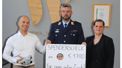 Bei der Spendenübergabe (v.li.): Dennis Wiegend, Ronny Neitzel und Carry Leriche. (Foto: gi)