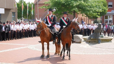 Das traditionelle Antreten auf dem Amtsplatz. (Foto: gk)