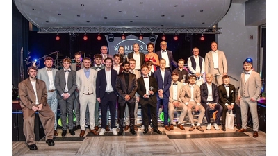 Die Preisträger werden beim Ball des Sports auf der Bühne geehrt.  (Foto: privat)
