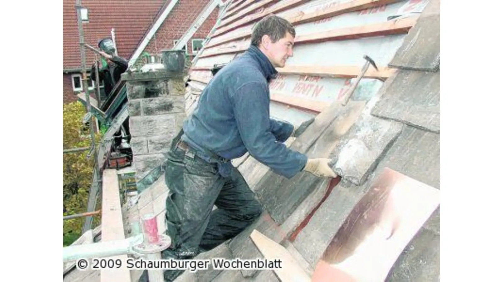 Sandsteinziegel geben dem Kirchendach nötigen Schutz (Foto: red)