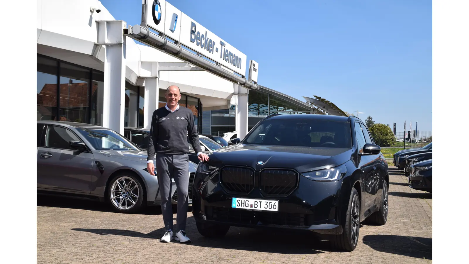 Niederlassungsleiter Torsten Richter mit einem neuen BMW-Vorführmodell. (Foto: ab)