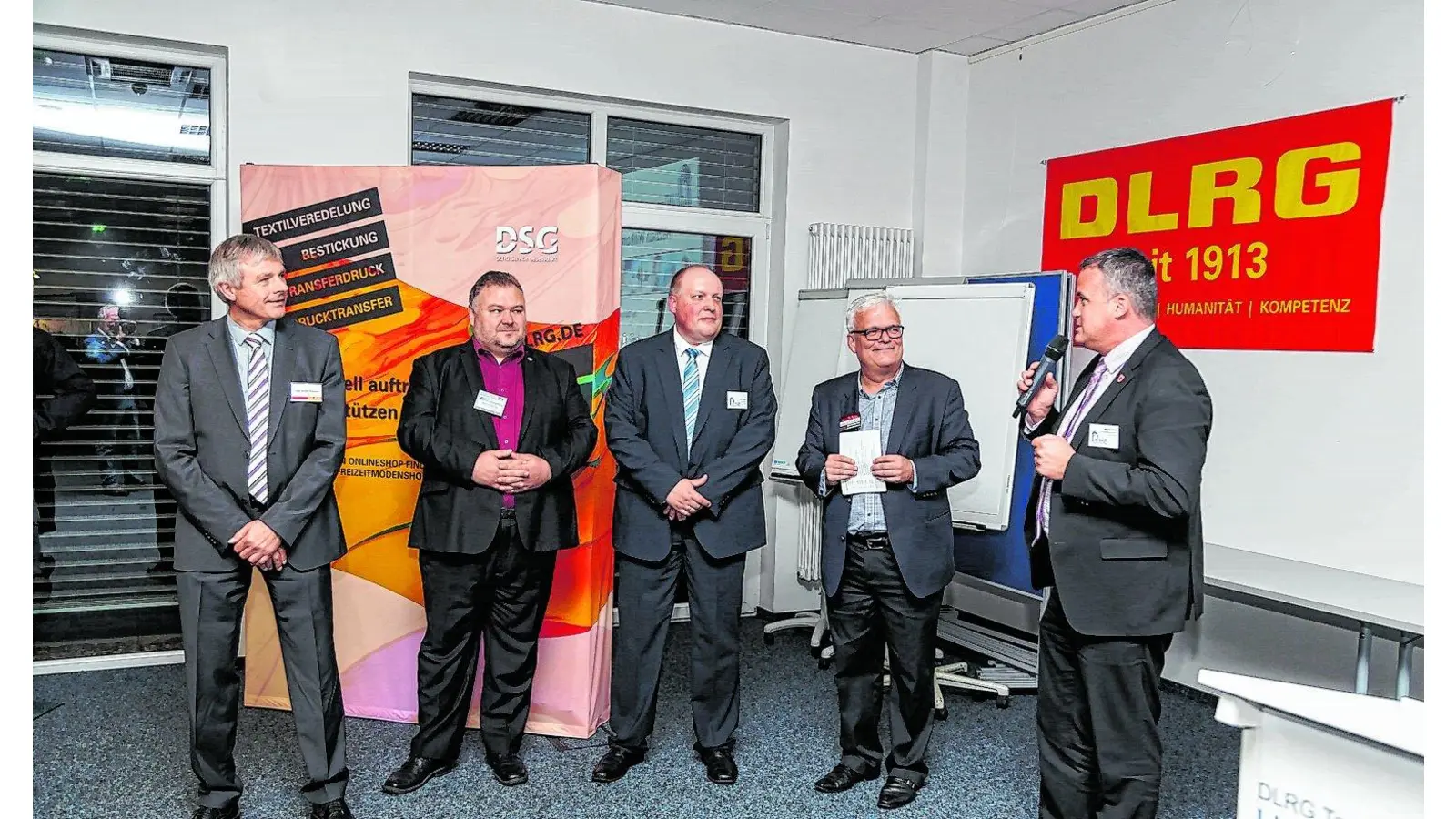 65 Unternehmer treffen sich zum Austausch im Haus der DLRG (Foto: jb)