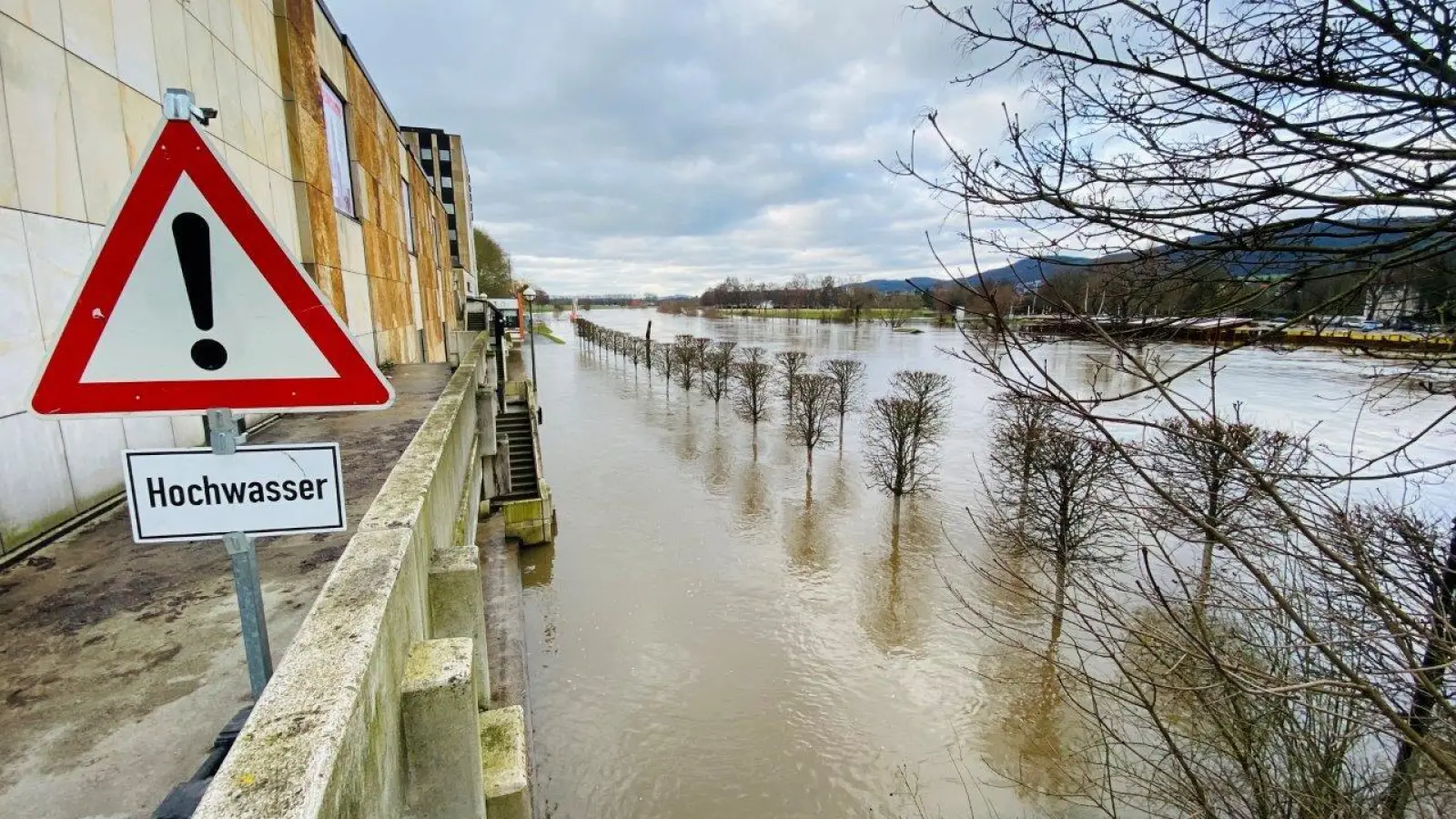 Auch ohne Warnschild wäre der hohe Wasserstand der Weser deutlich erkennbar.  (Foto: ssw)