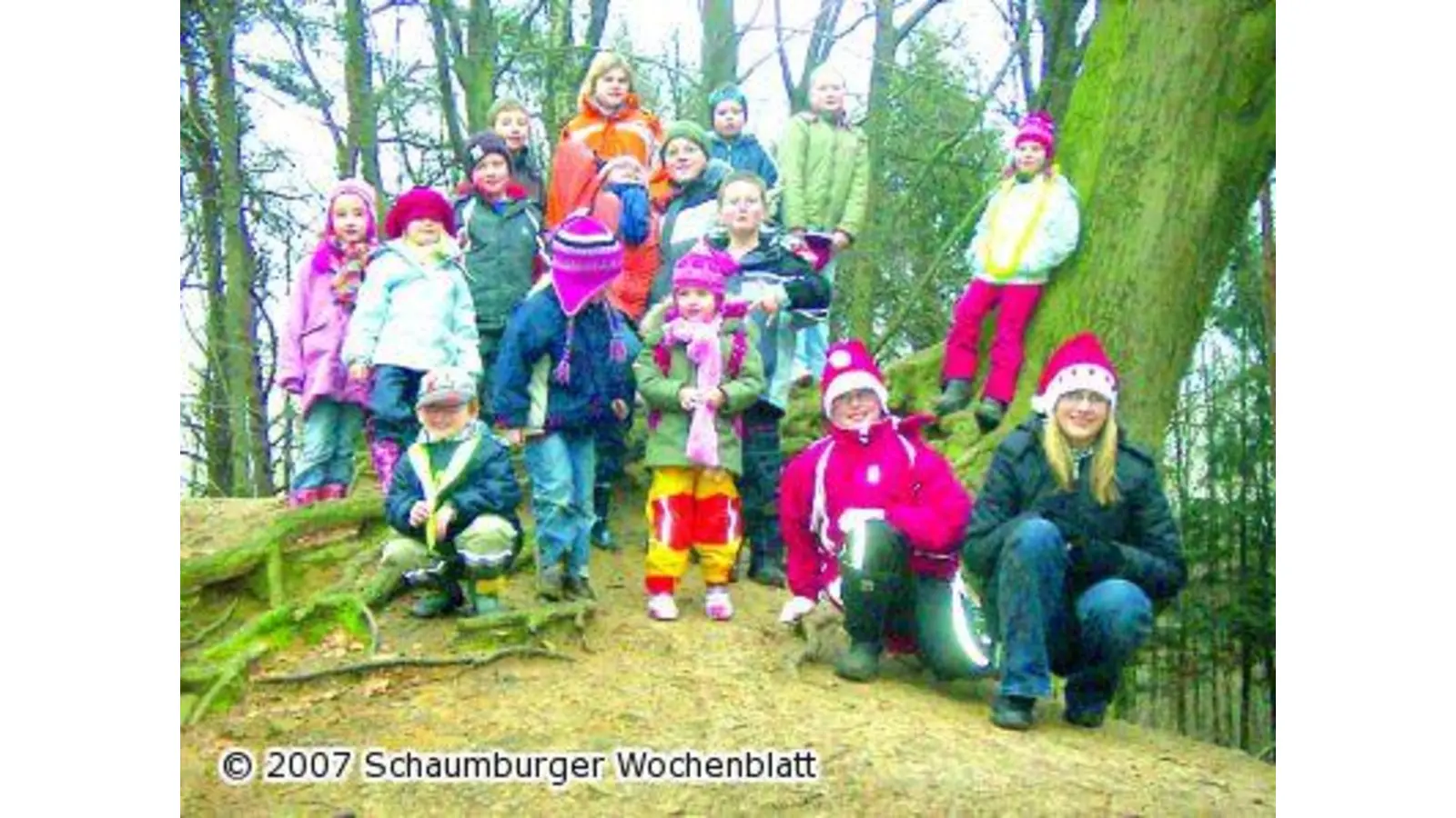 Kinder basteln auf Weihnachtsfeier Rentiere (Foto: red)