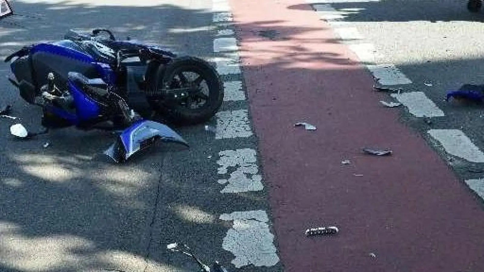 Das schwerbeschädigte Roller liegt auf der Straße. (Foto: privat)