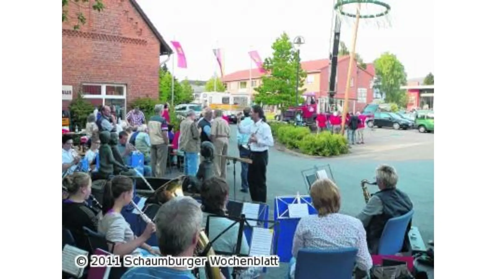Am Marktplatz flattern bunte Bänder (Foto: al)