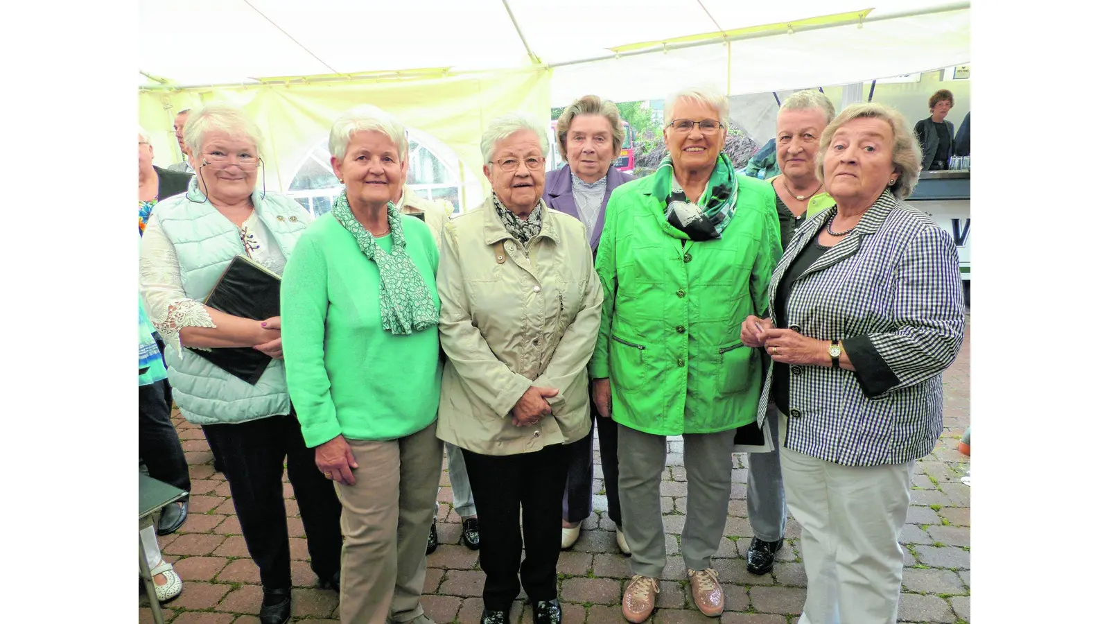 Eifriger Sänger auch mit 90 Jahren voll dabei (Foto: al)