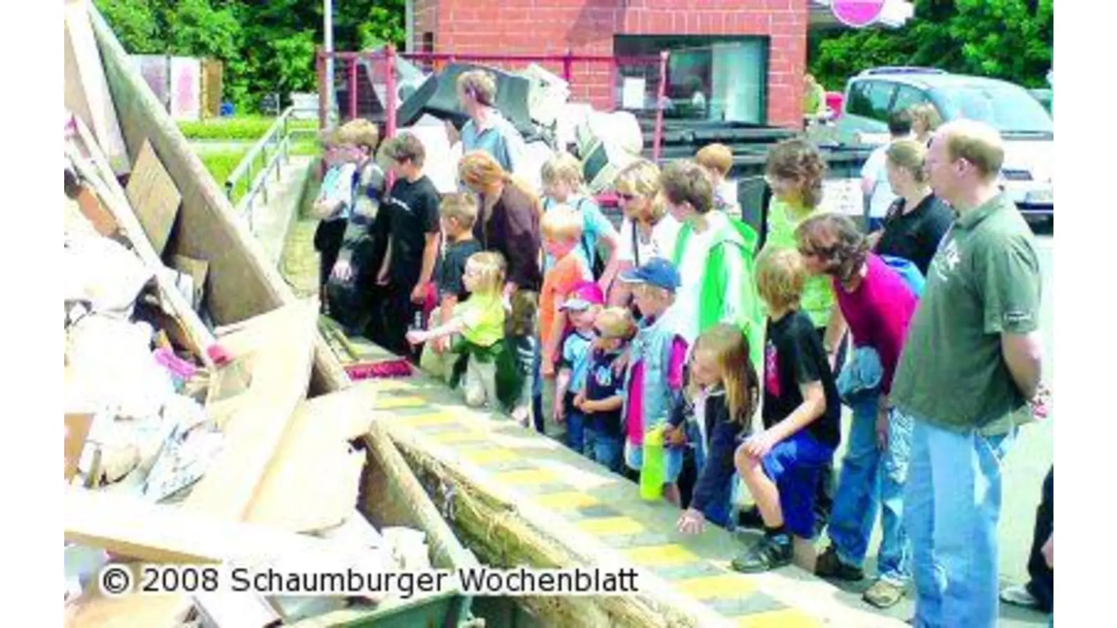 Wissenshungrige erkunden die Deponie (Foto: wtz)