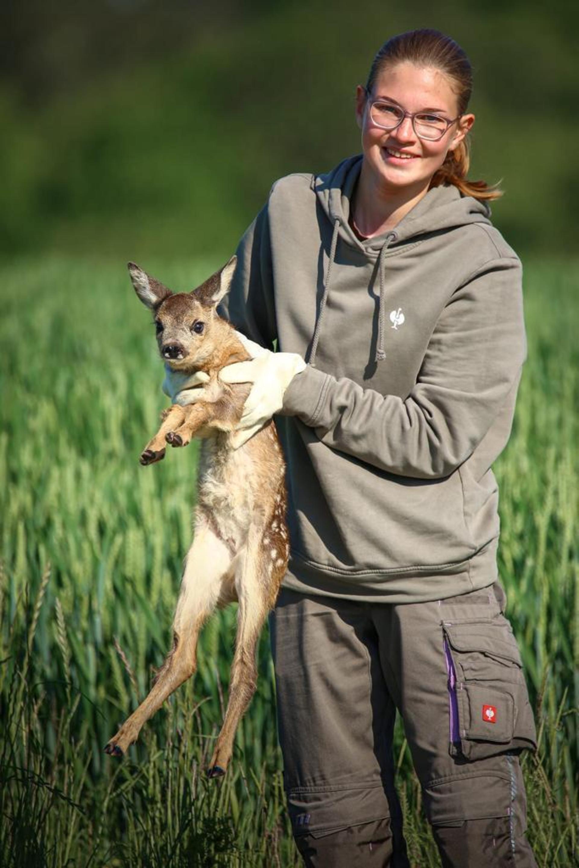 Laura Thiele ist Schülerin und ist jedes Wochenende dabei, wenn es um die Rettung der Kitze geht.  (Foto: privat)