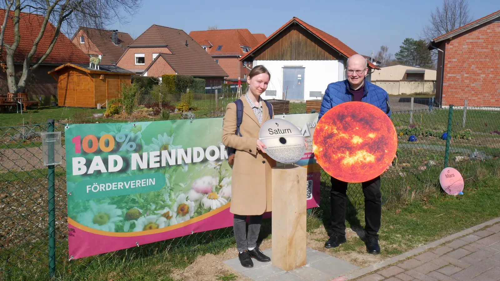 Oberstufenkursteilnehmerin Johanna Küster und Ole Gleiche stellen die Planeten an den Bürgergärten vor. (Foto: gk)