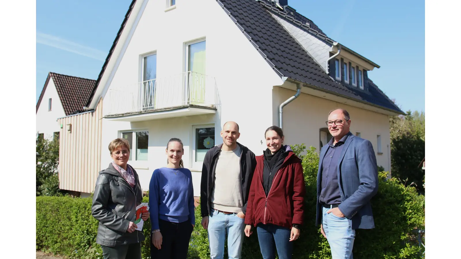 Karina Gröger und Verena Michalek (Energieagentur Schaumburg), die Preisträger Jan und Katharina Ballowitz sowie Frank Wohlgemuth vom Sponsor Westfalen Weser Netz geben den Startschuss zum Wettbewerb „Grüne Hausnummer 2026“. (Foto: bb)