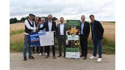 Gemeinsam wird das gemeinnützige Projekt vorangetrieben: Dr. Sven Steinke, Horst Vöge (begleitender Bauingenieur), Karl-Heinz Buchholz,, Manuel Wiegand (Regionalleiter der Volksbank in Schaumburg und Nienburg eG), Markus Strahler und Christian Weiß (Mitglieder des Vorstandes der Volksbank), Daniel Kroos beim gemeinsamen Pressetermin.  (Foto: nd)