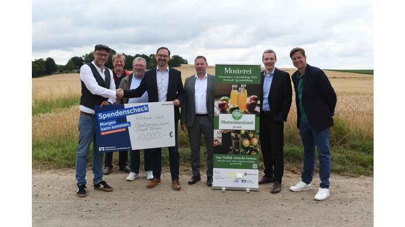 Gemeinsam wird das gemeinnützige Projekt vorangetrieben: Dr. Sven Steinke, Horst Vöge (begleitender Bauingenieur), Karl-Heinz Buchholz,, Manuel Wiegand (Regionalleiter der Volksbank in Schaumburg und Nienburg eG), Markus Strahler und Christian Weiß (Mitglieder des Vorstandes der Volksbank), Daniel Kroos beim gemeinsamen Pressetermin.  (Foto: nd)