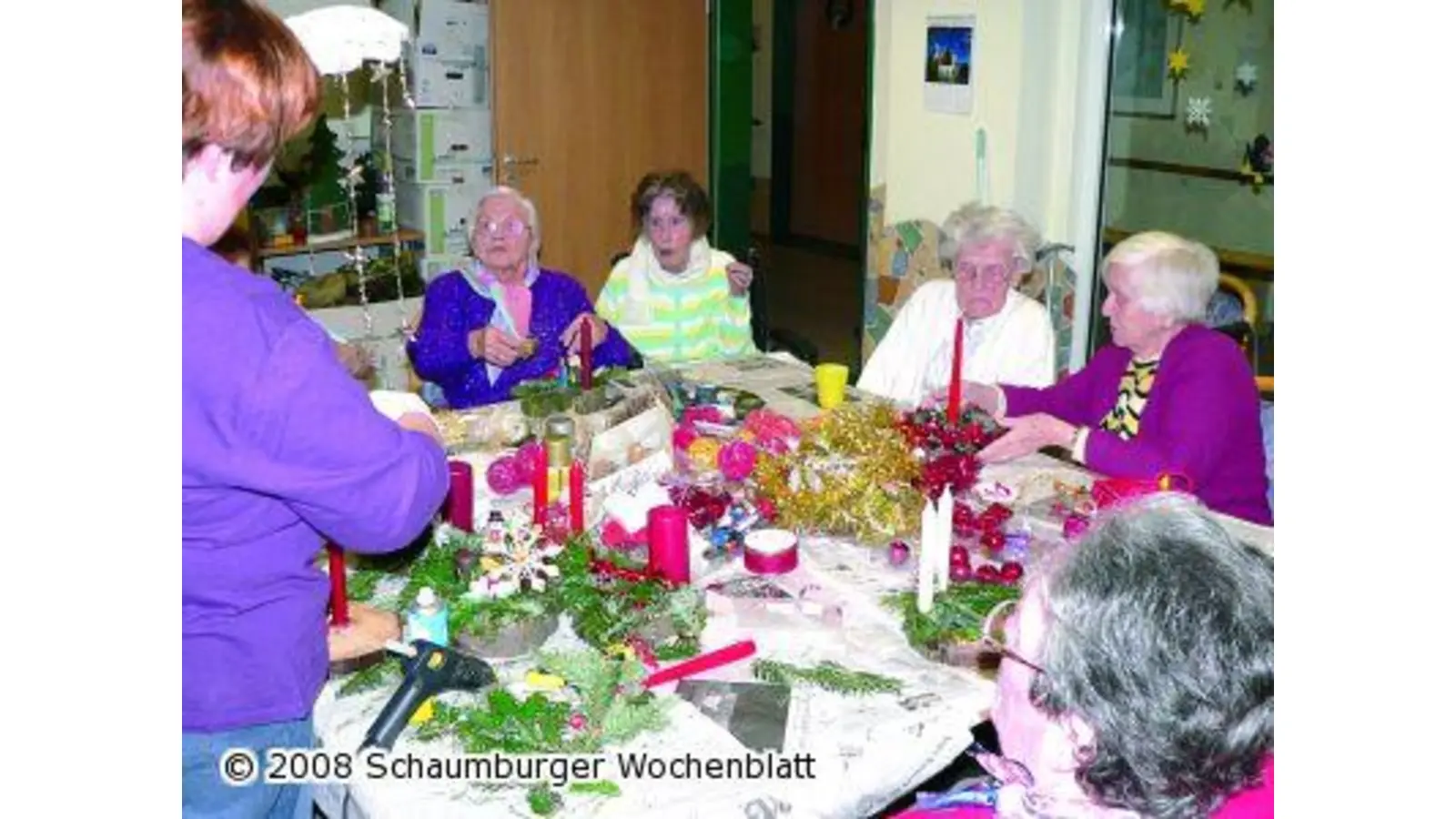 Weihnachtsbasteln auch im Seniorenheim (Foto: al)
